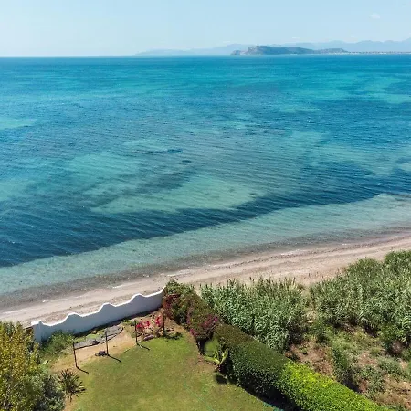 Beachfront With Direct Access -private Pool & Zen Area Apartment