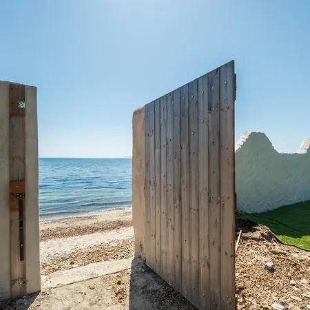 Beachfront With Direct Access -private Pool & Zen Area Apartment *