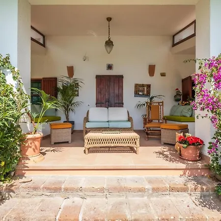 Beachfront- Private Pool And Design Apartmán Quartu SantʼElena
