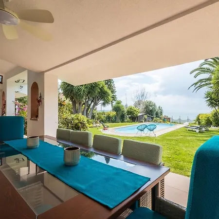 Beachfront- Private Pool And Design Appartement