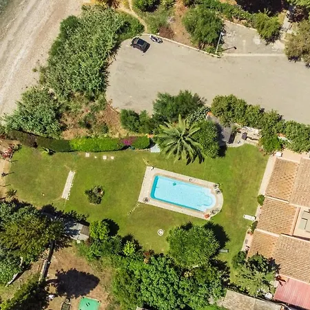 Beachfront- Private Pool And Design Apartmán