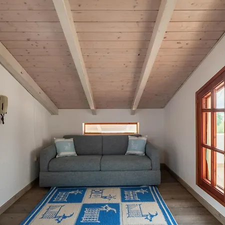 Beachfront- Private Pool And Design Apartmán