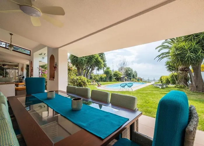 Beachfront- Private Pool And Design Apartman