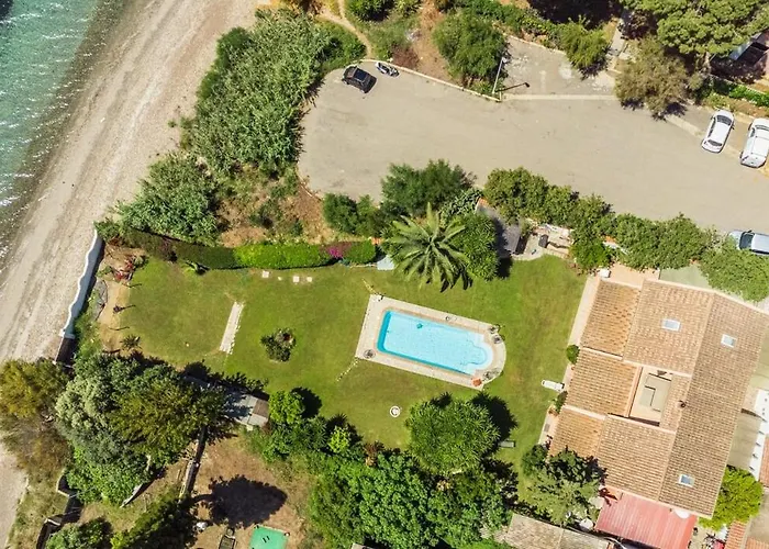 Beachfront- Private Pool And Design Apartman