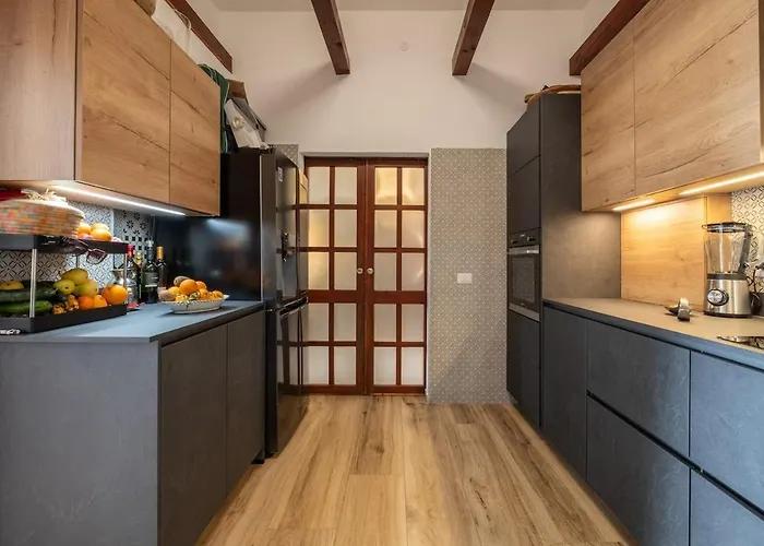 Beachfront- Private Pool And Design Apartman Quartu SantʼElena