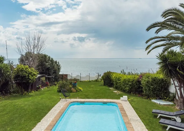 Beachfront- Private Pool And Design Apartman